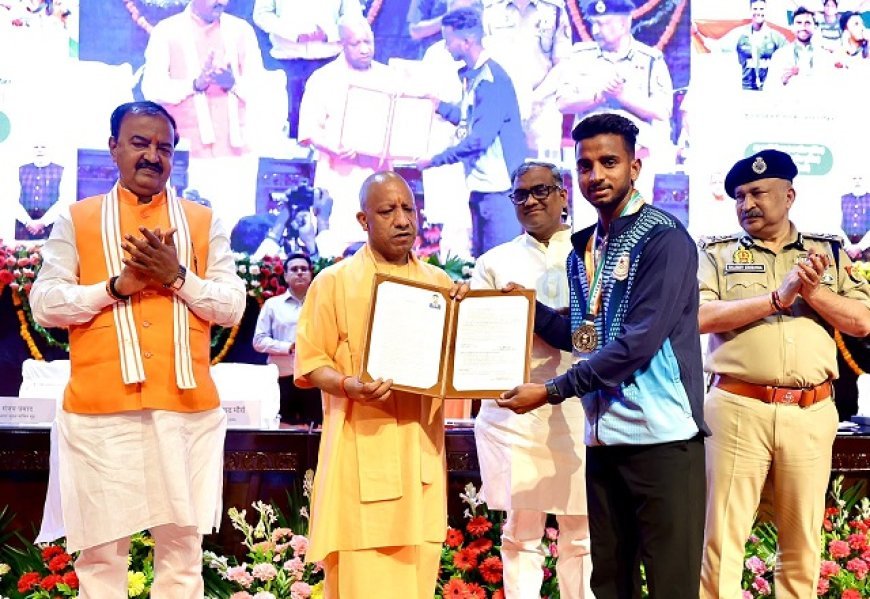 UP News: योगी सरकार के 1 लाख नौकरियों के लक्ष्य को रफ्तार, शिक्षा विभाग में 17 हजार से अधिक पदों पर भर्ती का रास्ता साफ