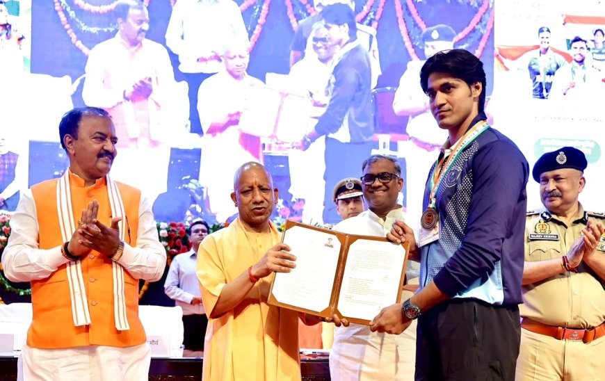 यूपी पुलिस में 15 उत्कृष्ट खिलाड़ियों को सीएम योगी ने मंच पर सौंपे नियुक्ति पत्र, देश-प्रदेश का गौरव बढ़ाने पर सराहा