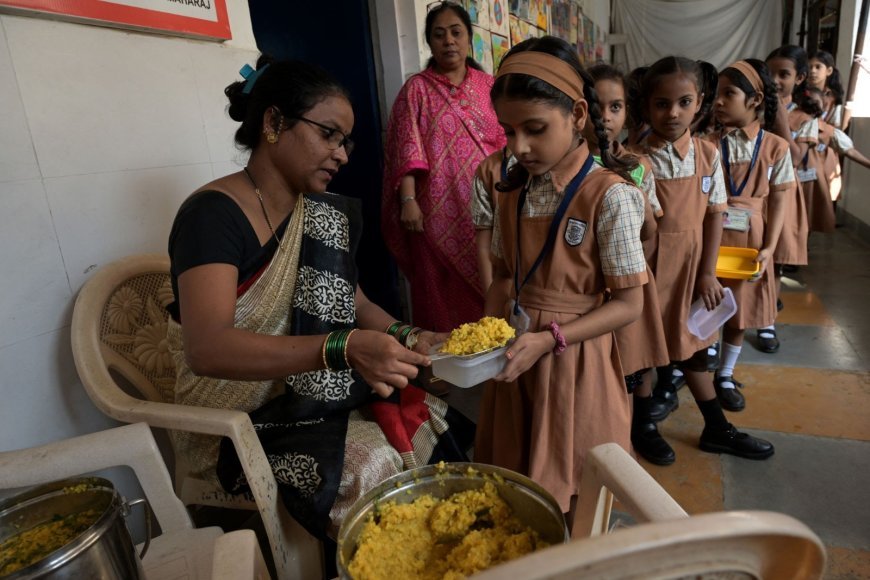 Maharashtra Mid-Day Meal Crisis: सूखे की मार के बीच मिड-डे मील का बजट अटका, अपनी जेब से बच्चों को खाना खिला रहे शिक्षक