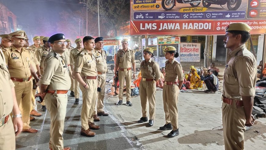 हरदोई में शारदीय नवरात्र पर पुलिस का फ्लैग मार्च, बाजारों और भीड़भाड़ वाले स्थानों में सुरक्षा का दिया भरोसा