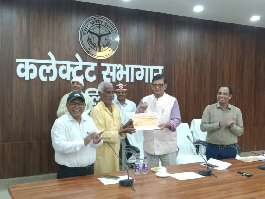 Ballia News: बलिया में आपदा प्रभावित किसानों को राहत, डीएम ने 100 किसानों को वितरित किए प्रतीकात्मक चेक