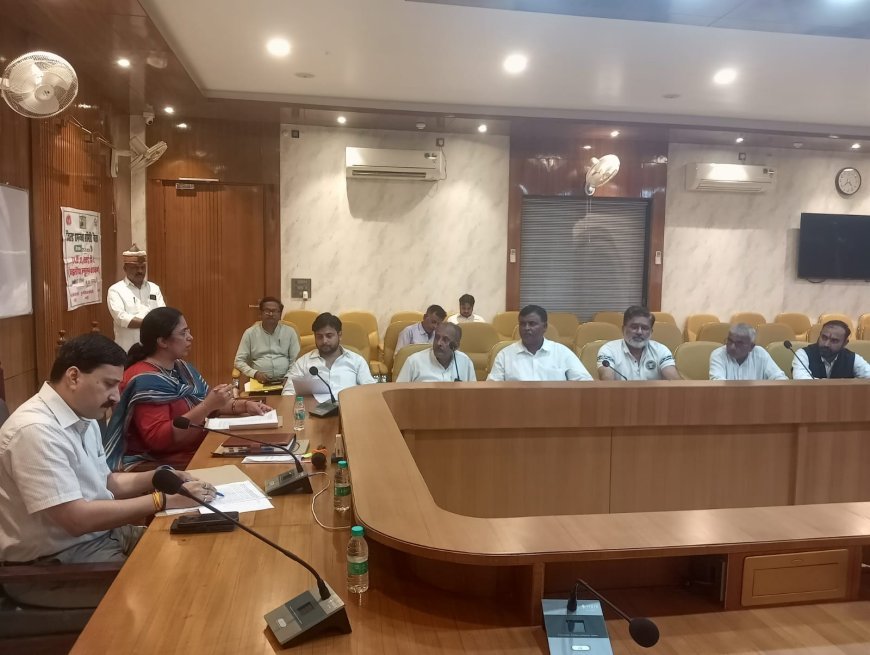 हरदोई: मतदाता सूची के विशेष पुनरीक्षण को लेकर राजनीतिक दलों और अधिकारियों के साथ हुई बैठक