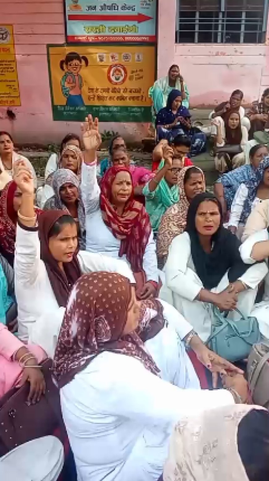 देवबंद में आशा कार्यकर्ताओं का प्रदर्शन: मानदेय 26 हजार करने की मांग को लेकर सीएचसी पर फूटा गुस्सा