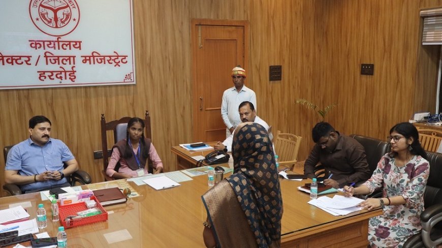 Hardoi News: मिशन शक्ति 6.0: हरदोई में ज्योति बनीं एक दिन की डीएम और वंशिका ने संभाली सीडीओ की प्रतीकात्मक जिम्मेदारी