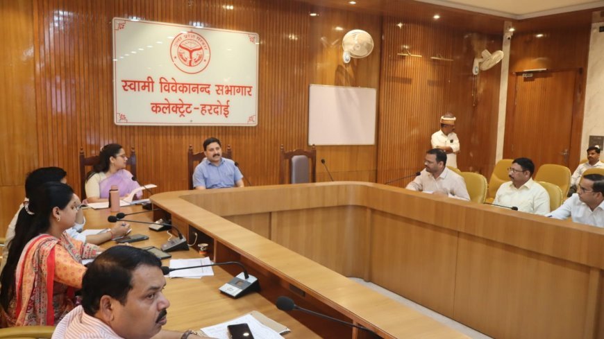 Hardoi News: निपुण भारत मिशन में लापरवाही पर DM का एक्शन, मल्लावां के खंड शिक्षा अधिकारी का वेतन रोकने के निर्देश