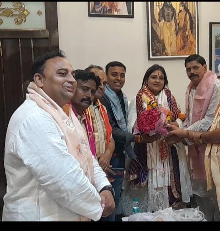 Hathras Nagar Palika: पालिका अध्यक्ष श्वेता चौधरी दिवाकर के अधिकार बहाल, व्यापारियों ने ढोल-नगाड़ों से किया स्वागत