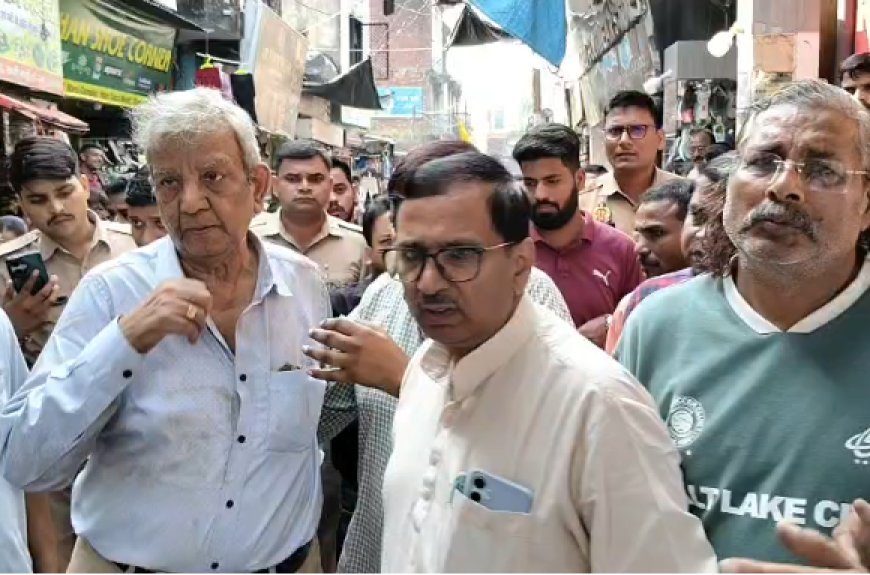 सम्भल के सदर बाजार में बड़ा हादसा! चश्मे की दुकान के बेसमेंट की दीवार गिरी, बाल-बाल बचे दुकानदार और ग्राहक