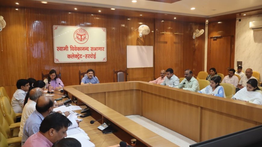 Hardoi News: हरदोई में विकास योजनाओं की डीएम राहुल पाण्डेय ने की समीक्षा, अधूरे पंचायत भवन जल्द पूरे करने के निर्देश