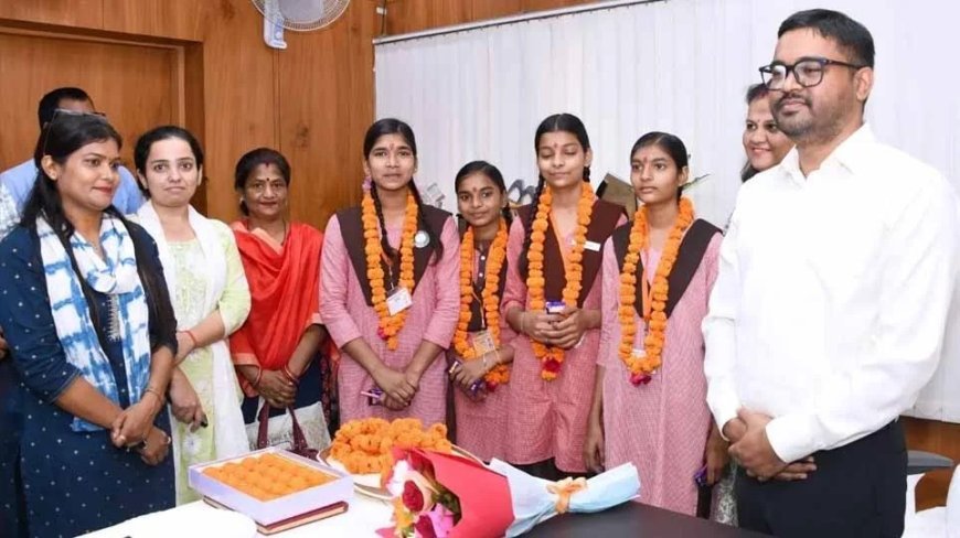 मिशन शक्ति: लखनऊ में केजीबीवी की 4 छात्राएं बनीं मध्याह्न भोजन प्राधिकरण की एक दिन की निदेशक