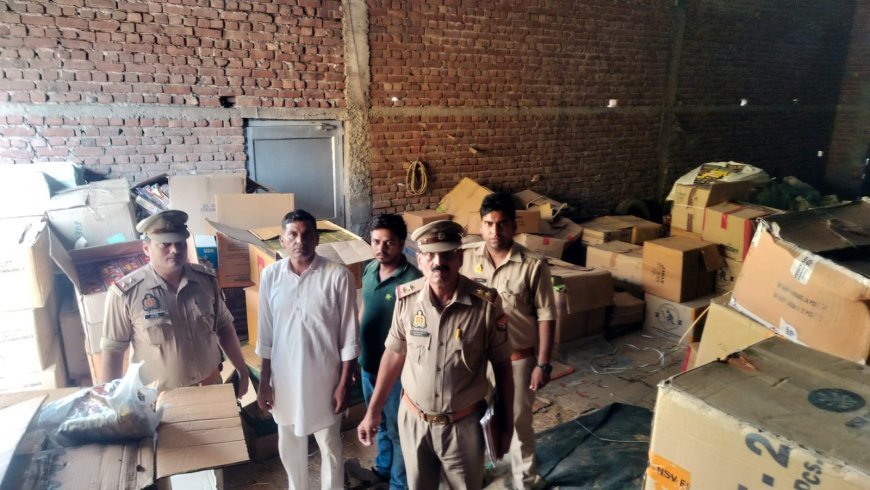 Hathras News: हाथरस में अवैध पटाखों के गोदाम पर पुलिस का छापा, 12 लाख की आतिशबाजी बरामद; दो गिरफ्तार
