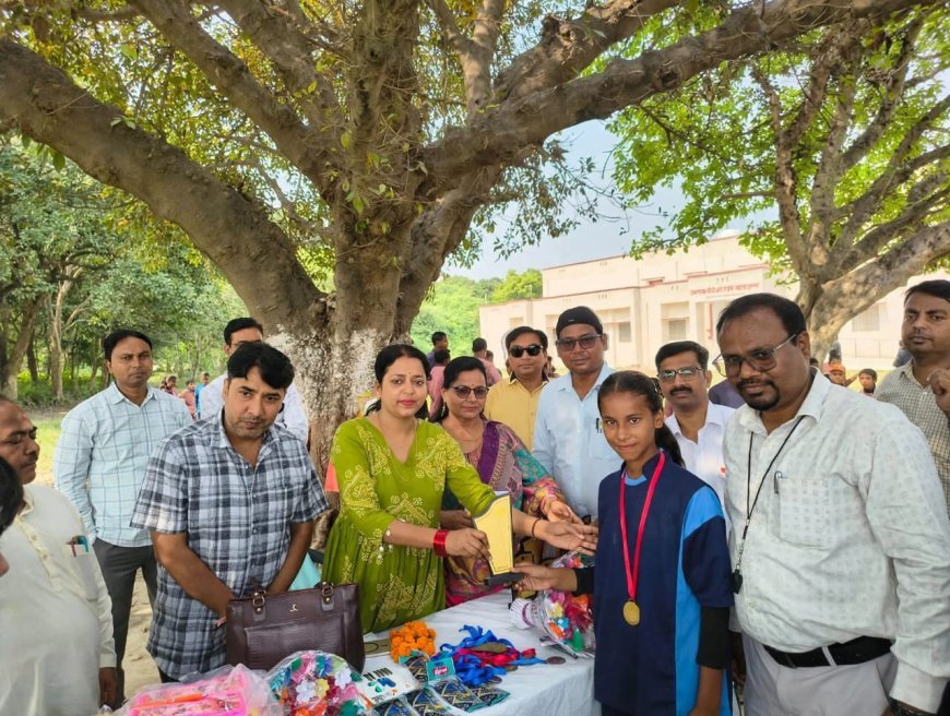 Hardoi News: संडीला में परिषदीय बच्चों ने खेल प्रतियोगिताओं में दिखाया दम, प्रियंका सिंह ने विजेताओं को किया सम्मानित