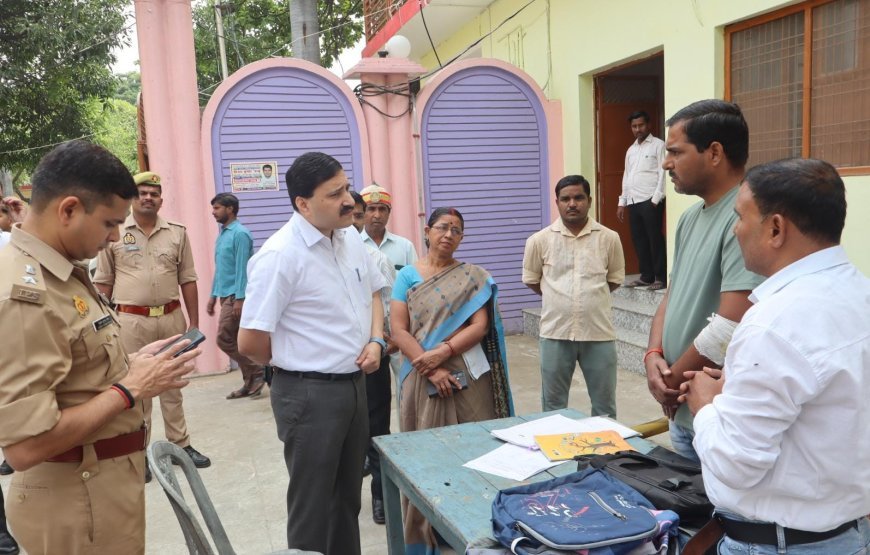 Hardoi News: हरदोई में मतदाता सूची पुनरीक्षण अभियान का DM ने किया निरीक्षण, BLO को दिए सख्त निर्देश