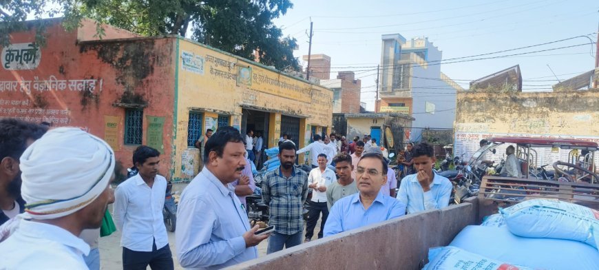 जिलाधिकारी के निर्देशन में मुख्य विकास अधिकारी ने बहजोई में उर्वरक वितरण केंद्रों का किया औचक निरीक्षण, किसानों से लिया फीडबैक