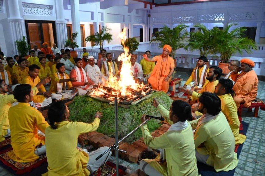 Gorakhnath Temple: गोरखनाथ मंदिर में सीएम योगी ने किया महानिशा पूजन, जगत कल्याण की प्रार्थना के साथ पूर्ण हुआ महाष्टमी अनुष्ठान