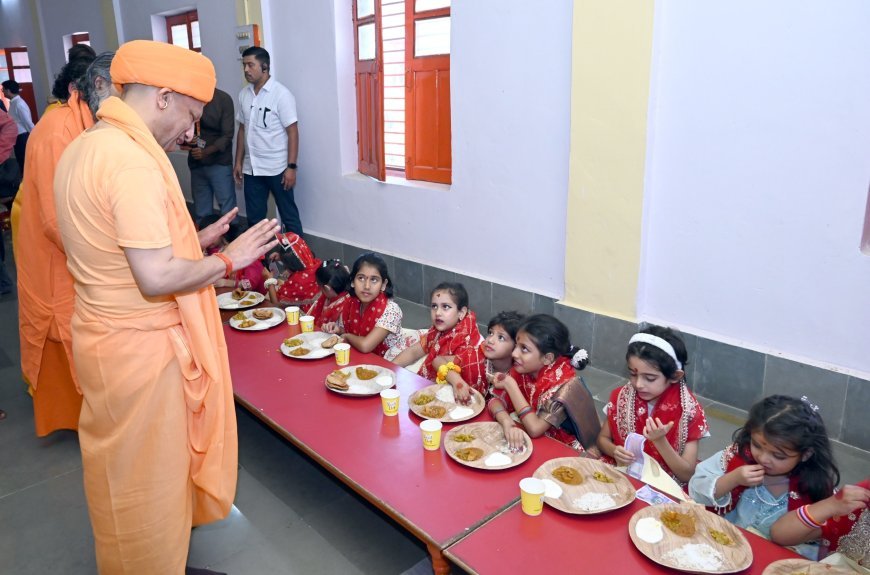 महानवमी पर सीएम योगी ने किया कन्या पूजन, बेटियों के पांव पखार मातृशक्ति की आराधना की