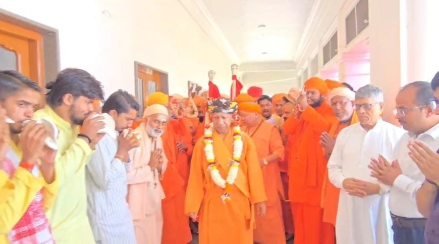 Gorakhpur News: विजयादशमी पर गोरक्षपीठाधीश्वर योगी आदित्यनाथ ने महायोगी गोरखनाथ का किया विशेष पूजन, लोक कल्याण की कामना के साथ गुरुजनों को किया नमन