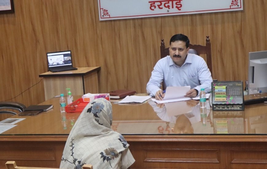 हरदोई में डीएम राहुल पाण्डेय ने सुनीं 112 जनशिकायतें, तय समय में गुणवत्तापूर्ण समाधान के निर्देश
