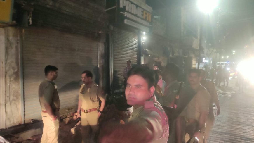 हाथरस के कमला बाजार में दीवार काटकर दुकान से लाखों की चोरी, पांच नामजद