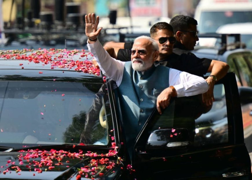 काशी में पीएम मोदी का भव्य स्वागत: कार से बाहर आकर स्वीकारा अभिवादन, 12 स्थानों पर हुए सांस्कृतिक कार्यक्रम