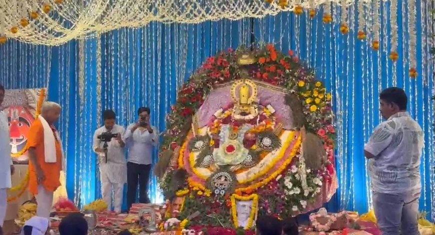 Hardoi News: संडीला में गूंजे बाबा श्याम के जयकारे! भजन संध्या में उमड़ा श्रद्धा का सैलाब, भजनों और मनमोहक झांकियों ने मोहा मन