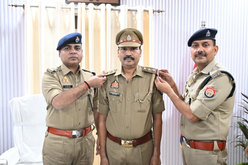 बलिया में 2 उप निरीक्षकों को मिला प्रमोशन- एसपी डॉ. ईरज राजा ने लगाए स्टार, मुख्य आरक्षी को उत्कृष्ट सेवा पदक