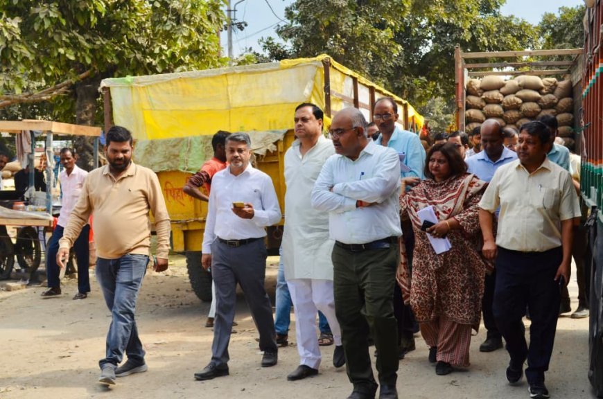 Hardoi News: मंडियों की बदहाल व्यवस्थाओं पर निदेशक सख्त, संडीला में खराब पानी की टंकी और लाइटों पर जताई नाराजगी