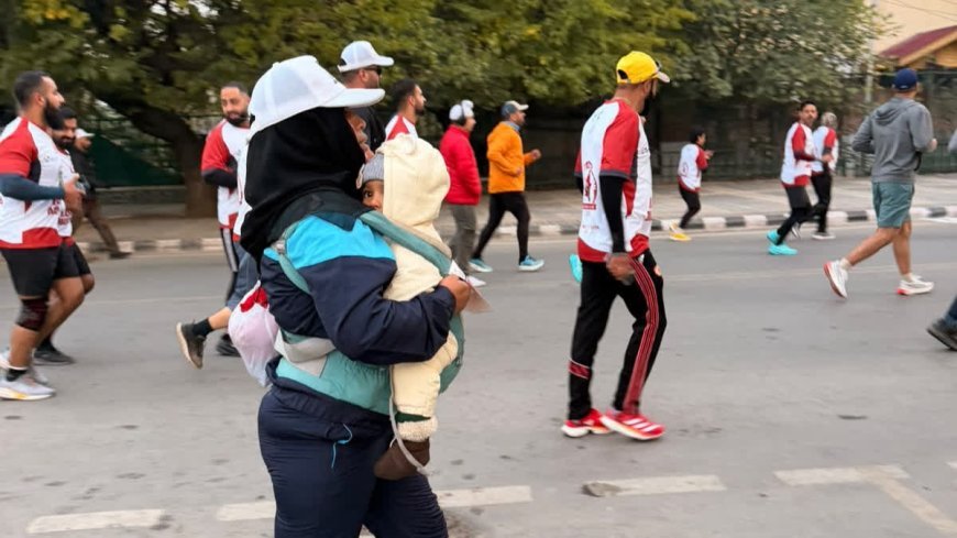 Srinagar Half Marathon - सीने से 9 महीने का बच्चा बांधकर 21 किमी दौड़ीं कुलसुम बानो, हौसले ने जीता दिल