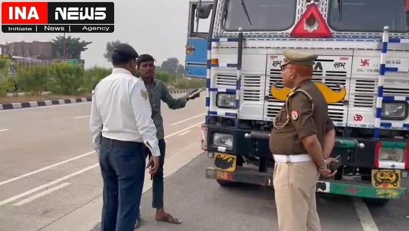 Kannauj News Traffic police whipped truck drivers standing dangerously on the National Highway.
