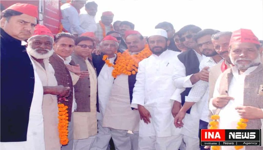 Samajwadi Party welcoming MLA Ram Avtar, convener of Social Justice Yatra