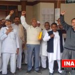 farmers-protesting-with-their-demands-outside-the-sugarcane-committee-office