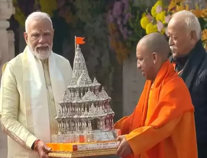Ayodhya News PM presented a silver umbrella to Ram Lalla.