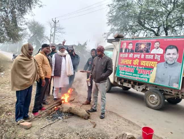 Ballia News In the cold wave of severe cold, social workers lit bonfires at various places and also distributed wood from house to house.