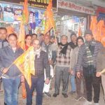 Deoband News Municipal Industry Trade Board distributed saffron flags in the markets.