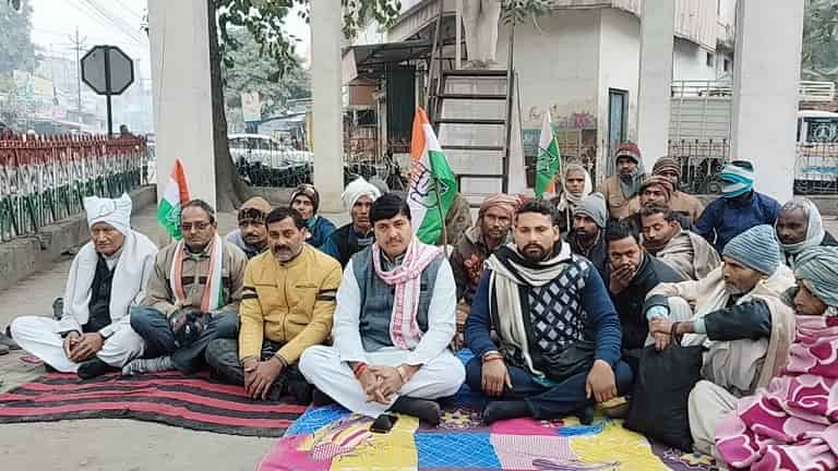Hardoi News: Congressmen along with Ramdhun protested against the action of BJP RSS.