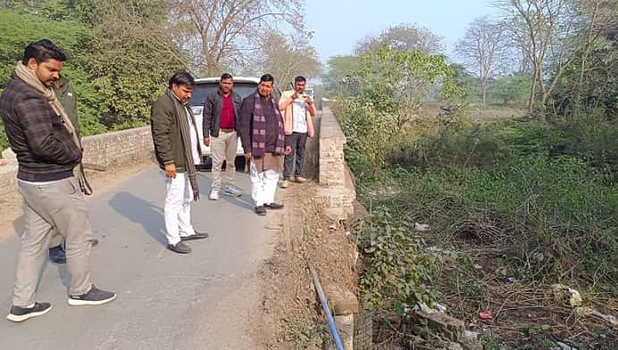 Hardoi News Seeing the broken railing of the culvert, the MLA got down from the vehicle and did on-site inspection.