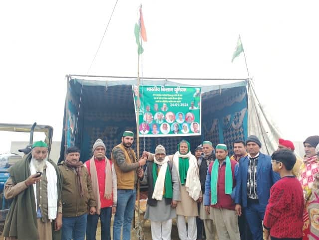 Sambhal News Farmers waved the tricolor during an indefinite strike in the harsh cold.