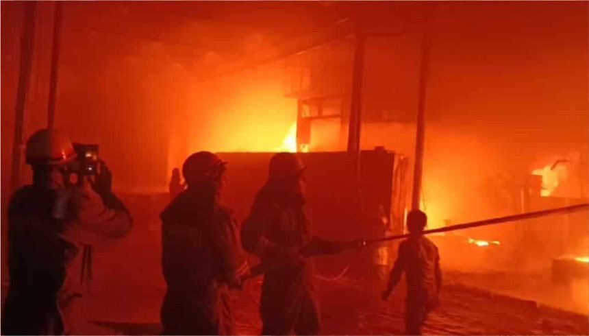a-massive-fire-broke-out-in-a-cardboard-factory-due-to-unknown-reasons-in-bulandshahr-up-creating-chaos