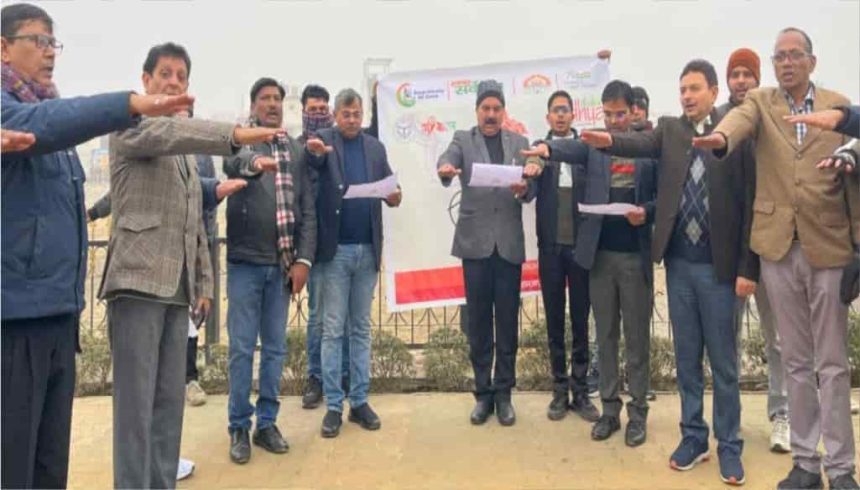 corporation-formed-human-chain-on-amrit-talab