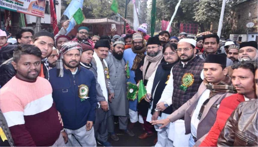 slogans-of-hindustan-zindabad-were-raised-at-various-places-by-hoisting-the-tricolor-flag-in-the-procession-e-garib-nawaz